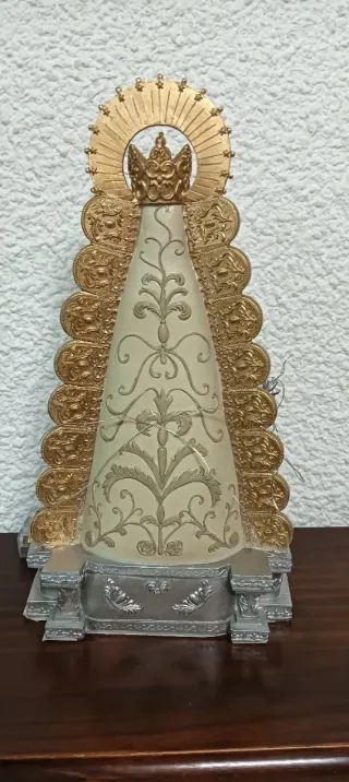 Virgen del Rocío con cúpula de cristal