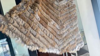 Poncho de pelo beige y marrón