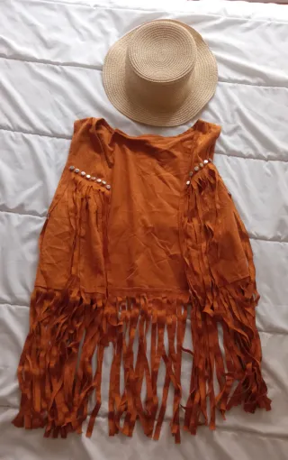 Chaleco Boho Flecos y Tachuelas y sombrero