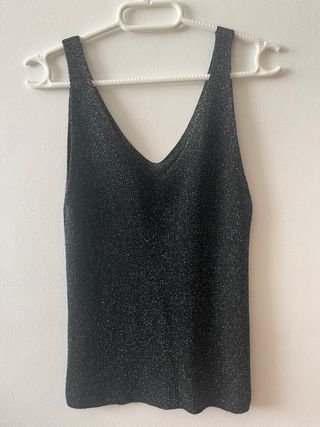 Top brillante negro con escote en V