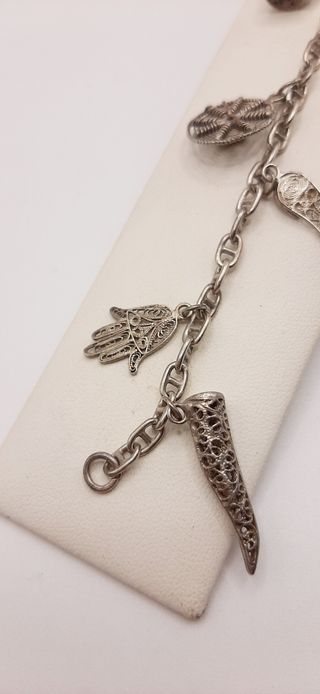 Bracciale filigranato con ciondoli