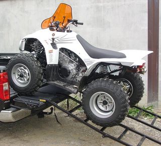 par de rampas plegables para ATV con cinturones de seguridad