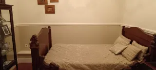 Cama antigua de madera maciza