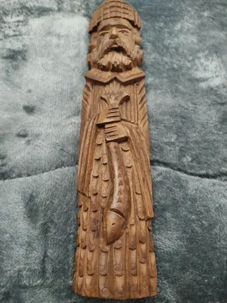 Statuetta intagliata in legno