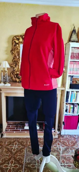 Chaqueta polar East Risen roja y azul