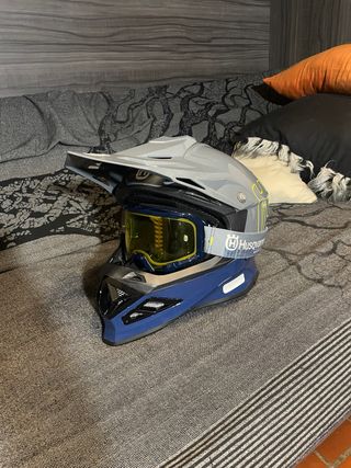 Casco Motocross Husqvarna con Gafas