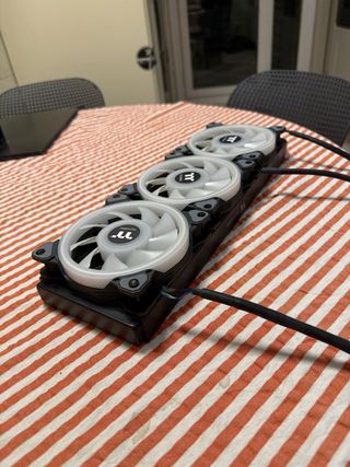 Radiador con 3 ventiladores Thermaltake