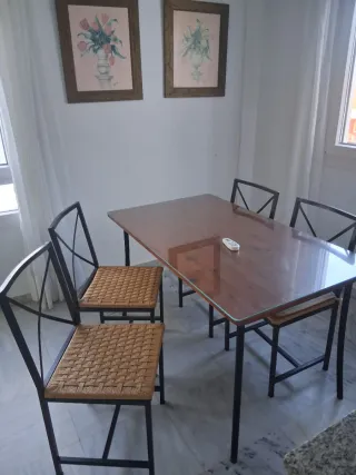 Mesa de comedor y 4 sillas