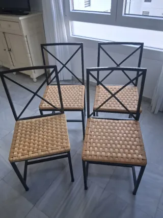 Mesa de comedor y 4 sillas