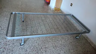 Somier metálico plateado con ruedas