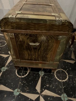 Baúl clásico madera y metal