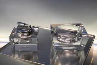 Juego de cenicero y mechero de mesa en cristal tallado y plata.