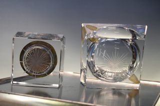 Juego de cenicero y mechero de mesa en cristal tallado y plata.