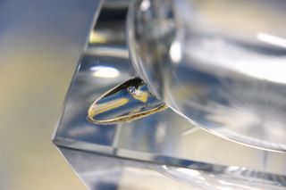 Juego de cenicero y mechero de mesa en cristal tallado y plata.