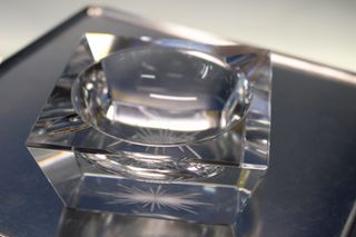 Juego de cenicero y mechero de mesa en cristal tallado y plata.