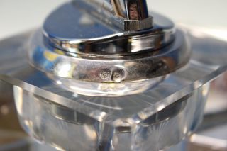 Juego de cenicero y mechero de mesa en cristal tallado y plata.