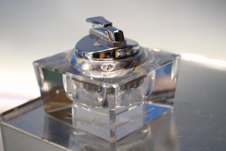 Juego de cenicero y mechero de mesa en cristal tallado y plata.