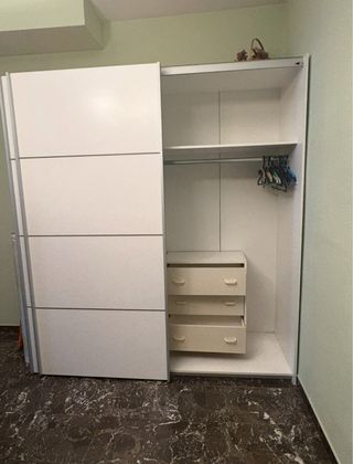 Armario corredero blanco y plateado