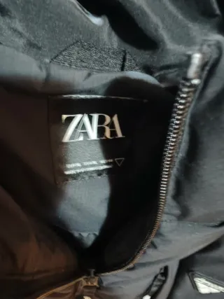 Chaleco acolchado negro con capucha