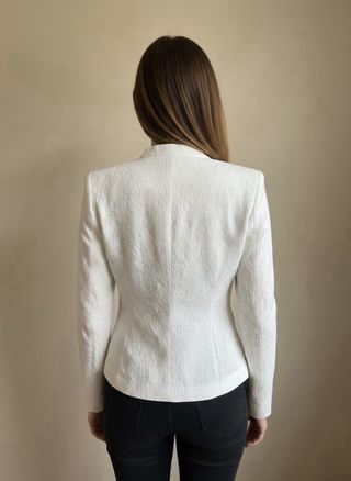 Chaqueta blanca elegante con cremallera