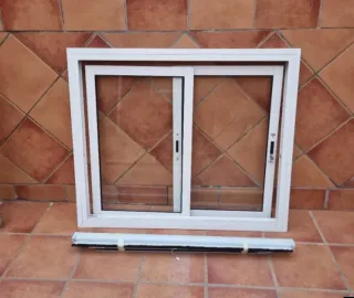 Ventana aluminio blanco con persiana