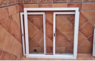 Ventana aluminio blanco con persiana