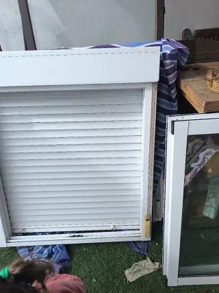 Ventana aluminio blanco con persiana