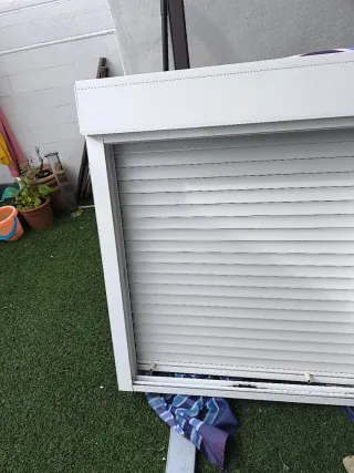 Ventana aluminio blanco con persiana