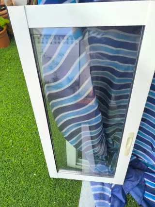 Ventana aluminio blanco con persiana