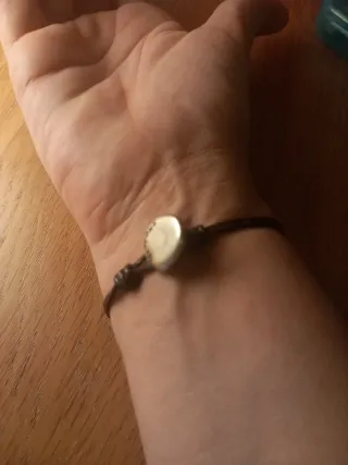 Pulsera cuero Uno de 50 pepitas plateadas y verdes