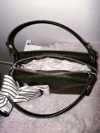 Bolso negro con pañuelo