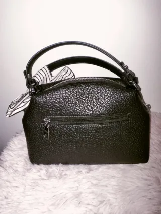 Bolso negro con pañuelo