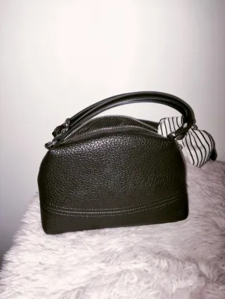 Bolso negro con pañuelo