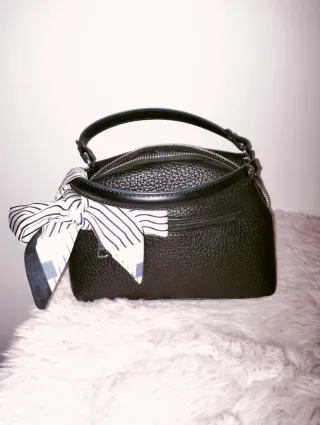 Bolso negro con pañuelo