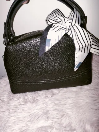 Bolso negro con pañuelo