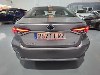 TOYOTA Corolla Sedán