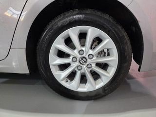 TOYOTA Corolla Sedán