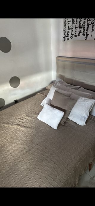 Cama tapizada beige con colchón