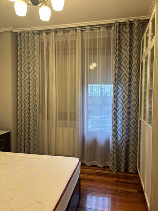 Cortinas grises y blancas