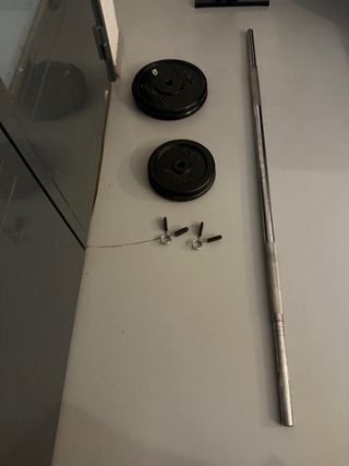 Barra larga + 2 discos 30kg y cierres