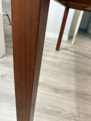 Mesa de comedor de madera