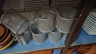 24 Cestas de acero inoxidable para servir comida.