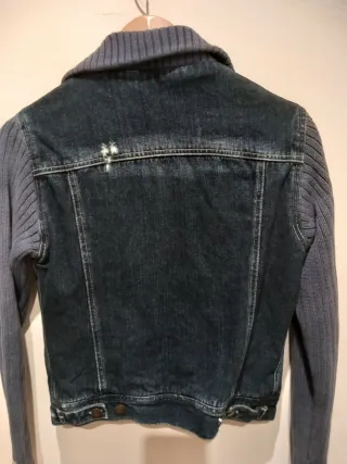 Cazadora vaquera con mangas de punto