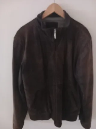 Cazadora ante hombre marrón