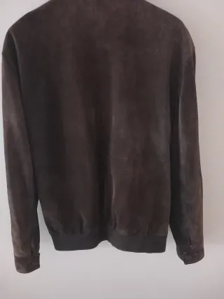 Cazadora ante hombre marrón