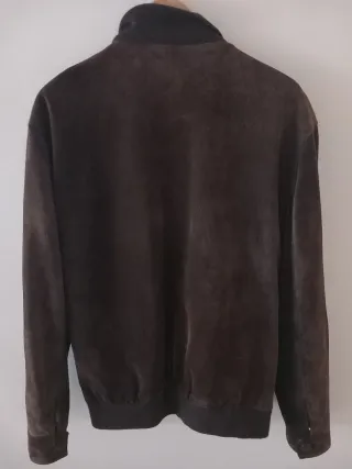 Cazadora ante hombre marrón