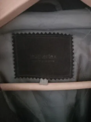 Cazadora ante hombre marrón