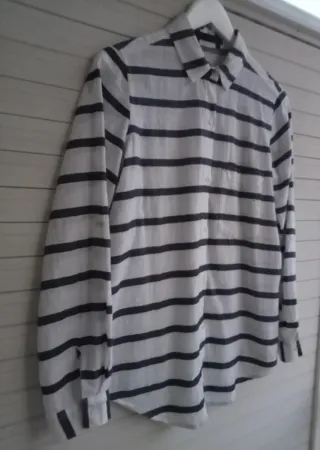 Camisa de rayas blanca y azul marino talla mediana