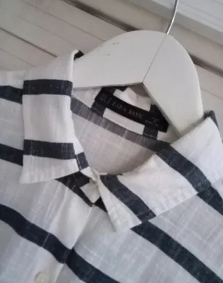 Camisa de rayas blanca y azul marino talla mediana