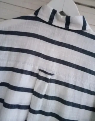 Camisa de rayas blanca y azul marino talla mediana